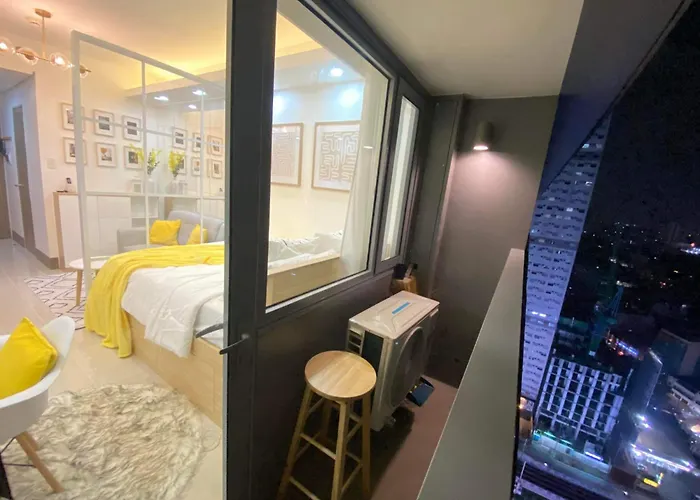 1br W/ Balcony Near Megamall: The Admiral's Lounge Apartment *