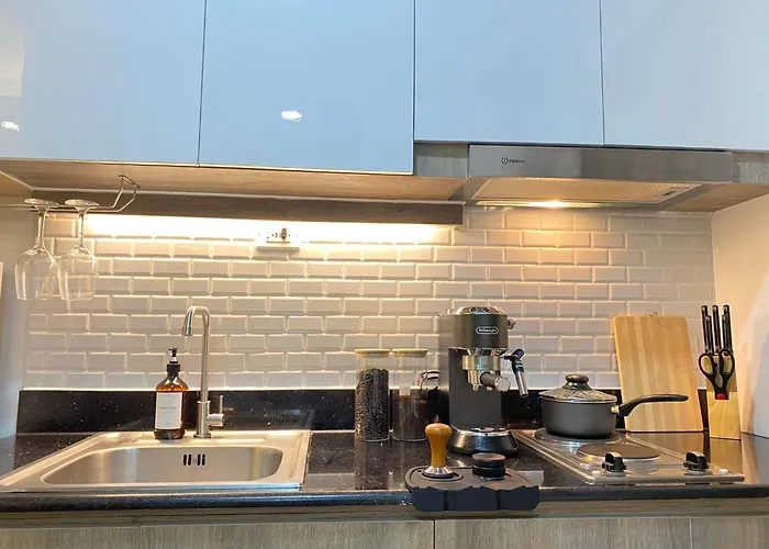 1br W/ Balcony Near Megamall: The Admiral's Lounge Apartment *