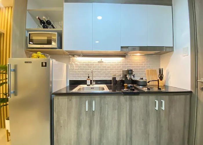 1br W/ Balcony Near Megamall: The Admiral's Lounge Apartment